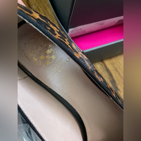 Vince Camuto cheetah flats with bow - Picture 4 of 5